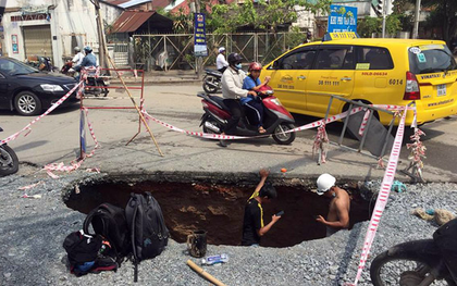 TP.HCM : "Hố tử thần" xuất hiện trên đường phố Sài Gòn sau cơn mưa lớn