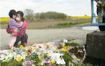 Gần 2 tuần trôi qua, người dân Nhật vẫn đến đặt hoa nơi thi thể bé gái Việt được tìm thấy