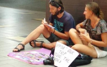 Làn sóng du khách phương Tây tới các nước châu Á xin tiền đi du lịch bị chỉ trích gay gắt