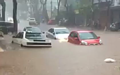 Mưa lớn đầu mùa, ô tô bơi như thuyền trên phố ở Gia Lai