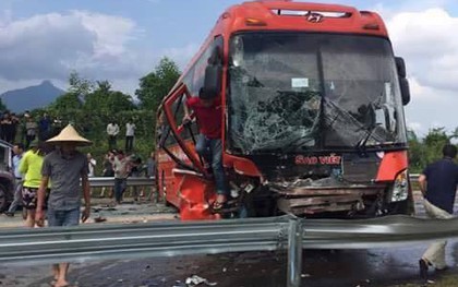 Ô tô 7 chỗ tông trực diện xe khách Sao Việt trên cao tốc Nội Bài - Lào Cai, 2 người bị thương