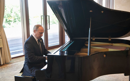 Tổng thống Nga Putin gây ấn tượng khi chơi đàn piano trong chuyến viếng thăm Trung Quốc