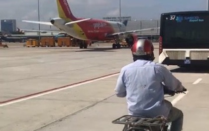 Làm rõ vụ người đàn ông chở hàng chạy xe máy vào khu bay ở sân bay Tân Sơn Nhất