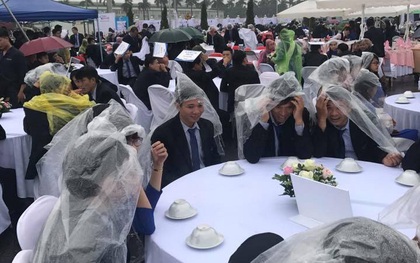 Đám cưới có 1-0-2: Toàn bộ khách trùm áo mưa, cầm ô ngồi ngoài trời ăn tiệc