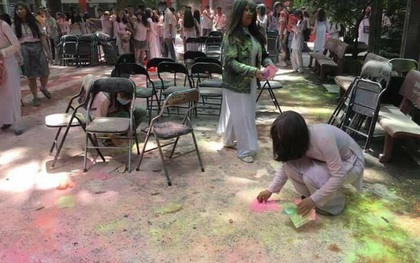 Học sinh trường THPT Nguyễn Khuyến: Sau khi chơi bột màu xong chúng em đã ở lại trường để dọn dẹp