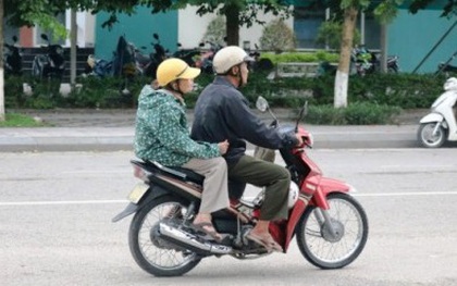 Huế: Người dân mặc áo ấm ra đường giữa... mùa hè