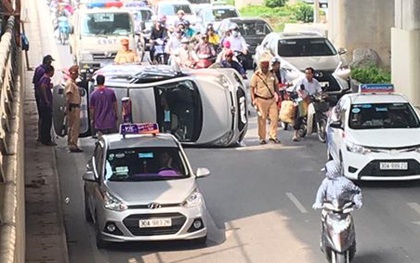 Hà Nội: Đánh lái tránh xe máy, taxi lật nghiêng nằm chắn giữa hầm Nguyễn Trãi