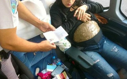 Kiểm tra người phụ nữ với chiếc bụng bầu to vượt mặt, cảnh sát phát hiện bí mật phạm pháp