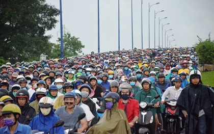 Xe đầu kéo "bay" qua dải phân cách, xa lộ Hà Nội ùn ứ kéo dài dưới cơn mưa