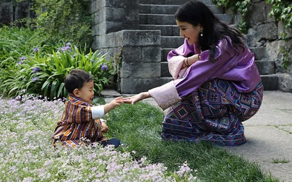 Ngày nào còn ẵm ngửa mà giờ đây, tiểu hoàng tử xứ Bhutan đã lớn thật rồi