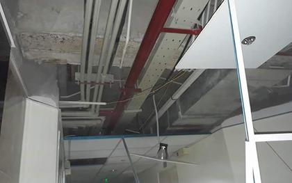 Sau giông lốc lớn ở Hà Nội, nhiều mảng trần chung cư bị văng xuống đất