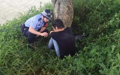 Trung Quốc: Thanh niên định nhảy sông tự tử, nhìn thấy rắn nước chết khiếp lại chạy tót lên bờ
