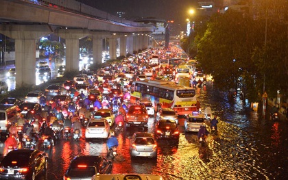 Mưa lớn trút xuống vào giờ tan tầm, ô tô xếp hàng dài trên đường phố Hà Nội