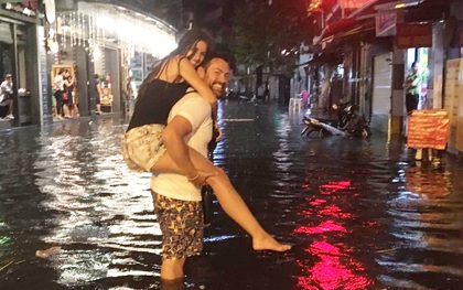 Khách Tây lội nước bì bõm trên phố Tạ Hiện sau trận mưa lớn ở Hà Nội