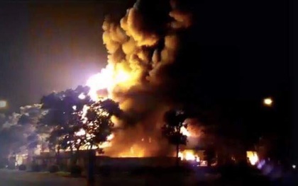 Cháy lớn tại khu công nghiệp Nội Bài lúc nửa đêm, huy động hàng chục xe cứu hỏa tới dập lửa