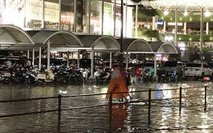 Hà Nội mưa rào và dông, bãi đỗ xe ở siêu thị Aeon Mall Long Biên ngập nước
