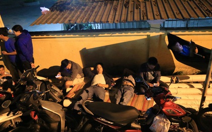 Mắc võng, mang bánh mì, vạ vật thâu đêm chờ xin cho con vào lớp 1