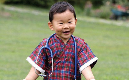 Hóa thân thành bác sĩ, hoàng tử nhí Bhutan “đốn tim” cư dân mạng