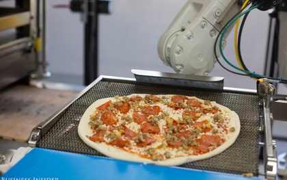 Không chỉ phục vụ nhà hàng, khách sạn, giờ robot còn có thể làm bánh pizza hết sức xuất sắc