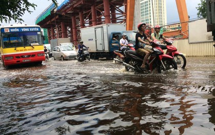 Mưa trút xuống Hà Nội vào giữa trưa, một số tuyến đường ngập sâu
