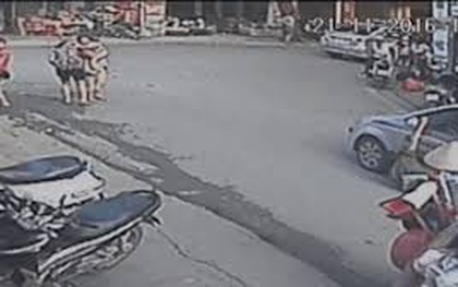 Khách Tây giằng co với tên cướp iPhone trong phố cổ Hà Nội