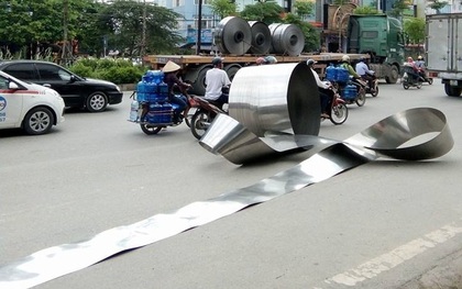 Hà Nội: Cuộn inox nặng hơn 5 tấn bất ngờ rơi từ xe container xuống đường