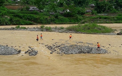 Chạy nửa cây số theo thi thể nạn nhân bị lũ cuốn