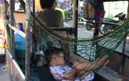 Hình ảnh xúc động: Giấc ngủ ngon lành của cậu bé trên chiếc võng phía sau xe ba gác của bố