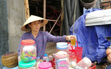 Con gái chủ quán trà đá: “Mẹ tôi suy sụp vì quán bị đóng cửa, sẽ làm đơn yêu cầu salon tóc bồi thường”