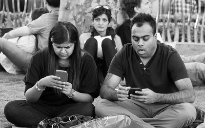 Chùm ảnh: Smartphone đang biến chúng ta thành những zombie câm lặng