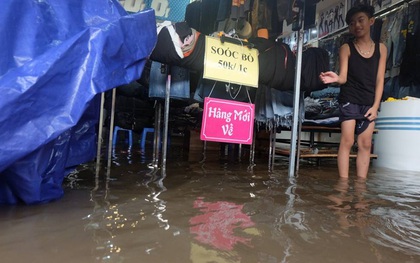 Hà Nội: Chợ Nhà Xanh nước ngập sâu hơn 1m sau bão số 2