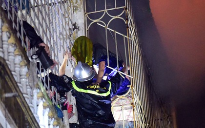 Hà Nội: Cắt rào sắt chuồng cọp giải cứu 3 nạn nhân thương vong trong đám cháy tại phố Vọng