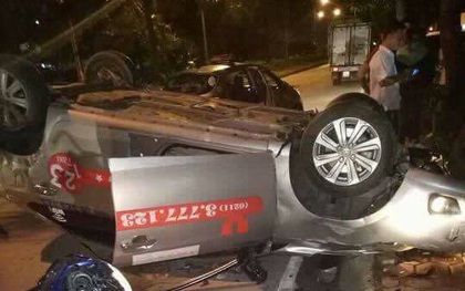 Hà Nội: Taxi tông thẳng gốc cây lật ngửa sau va chạm với xe máy, một người tử vong