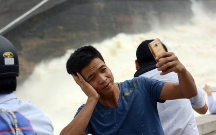 Chùm ảnh: Người dân kéo đến Thủy điện Hòa Bình chụp ảnh, check-in cảnh xả lũ