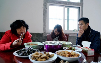 Ứng dụng cho thuê người yêu nở rộ ở Trung Quốc: Áp lực gia đình đè nặng lên vai "gái ế"
