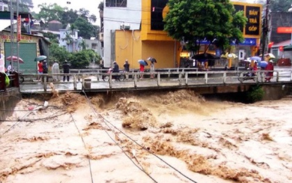 Hà Giang: Lũ ống cuồn cuộn như thác đổ tràn xuống đường