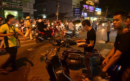 Ôtô tông hàng loạt xe trên phố Sài Gòn, ít nhất 4 người bị thương trong đó có 1 em bé
