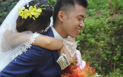 Đám cưới mùa mưa bão: Chú rể hạnh phúc cõng cô dâu qua đoạn đường ngập nước và bùn đất