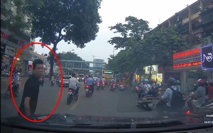Bắt khẩn cấp đối tượng dàn cảnh va quệt giao thông để "xin đểu" tài xế trên phố Hà Nội