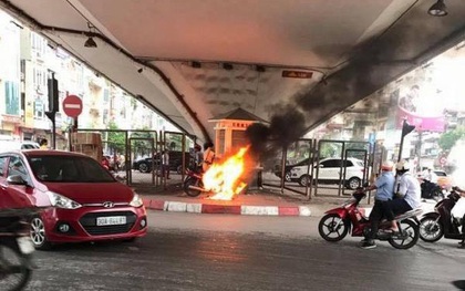 Hà Nội: Bị yêu cầu dừng kiểm tra lỗi vi phạm, nam thanh niên châm lửa đốt xe máy trước mặt CSGT