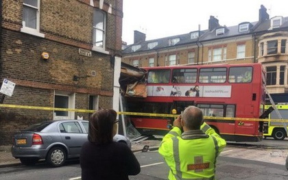 Xe buýt hai tầng lao vào cửa hàng tại thủ đô London của Anh