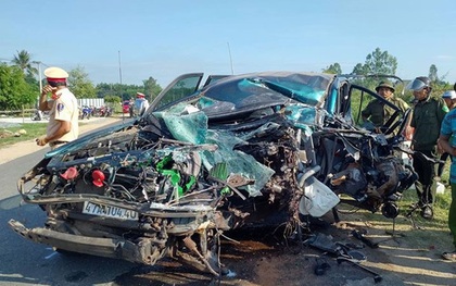 Land Cruiser biến hình kỳ quái sau khi "dính đòn" của xe tải