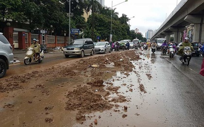 Hà Nội: Bùn đất chắn cả lối đi, các phương tiện phải nép vào 2 bên đường để di chuyển