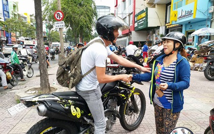 "Soái ca" chạy môtô tung cú đạp, tóm gọn tên cướp giật dây chuyền vàng của người đi đường