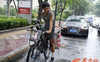 Dù cụt một bên chân và tay, chàng trai 9x vẫn cố đạp xe, nuôi hi vọng chinh phục ngọn núi Hoa Sơn nổi tiếng