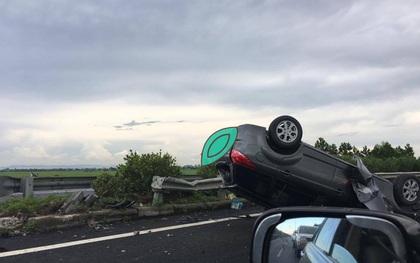 Tài xế chở vợ và con nhỏ gặp nạn trên cao tốc Pháp Vân - Ninh Bình, ô tô lật ngửa