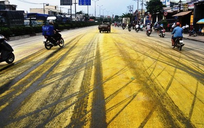 TP. HCM: Phanh gấp, hóa chất trên xe tải đổ xuống rải kín quốc lộ