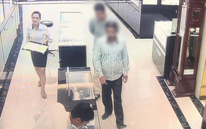 Bắt hai đối tượng người nước ngoài lấy trộm đồng hồ vàng giá 238 triệu đồng tại Hà Nội
