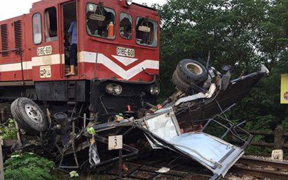 Hà Nội: Xe tải băng qua đường sắt bị tàu hỏa tông nát vụn, 1 người bị thương