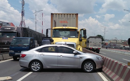 TP. HCM: Xe 4 chỗ bị container đâm ngang, tài xế cùng 2 người nước ngoài thoát chết trong gang tấc